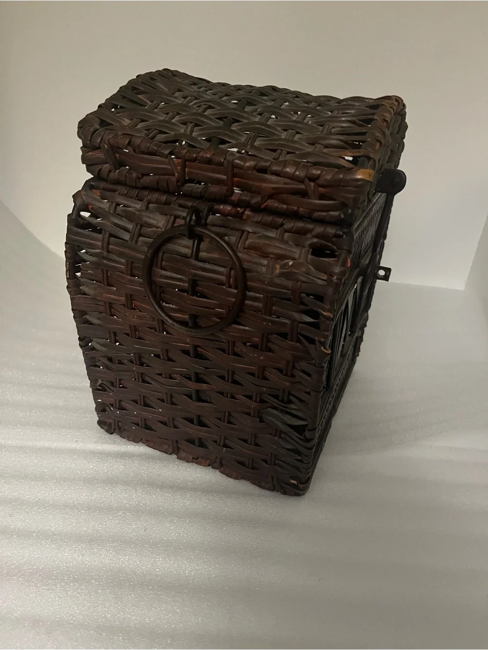 Small Brown Rectangular Wicker Lidded Basket, Vintage Rustic Indoor Decor 10x9x6